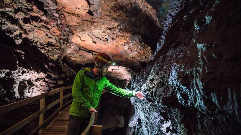 Caving NiceTravel, guide showing rock formations