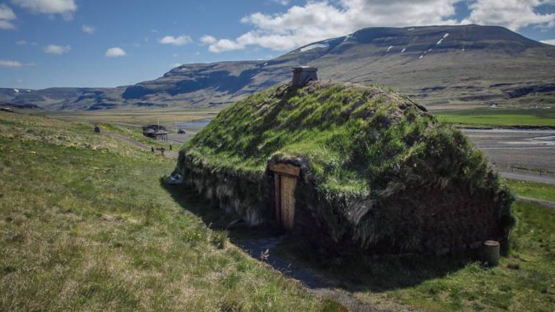 Eiriksstaðir Longhouse with a grass rooftop