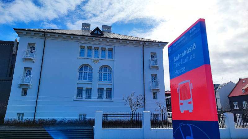Bus Stop 6 - Safnahúsið (Culture House) historical building