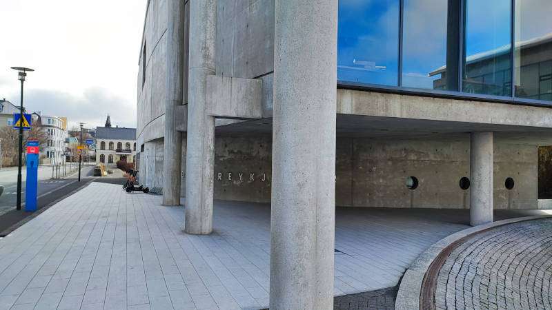 Bus Stop 1 - Ráðhúsið (City Hall) with the entrance to the city hall