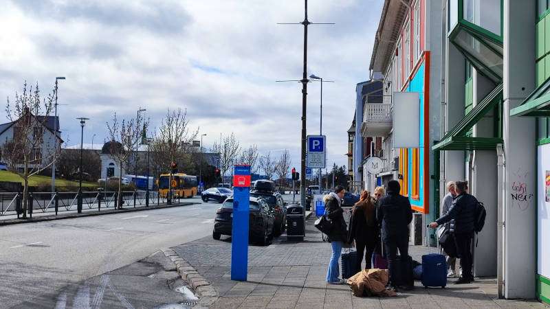 Bus Stop 3 - Lækjargata with waiting people
