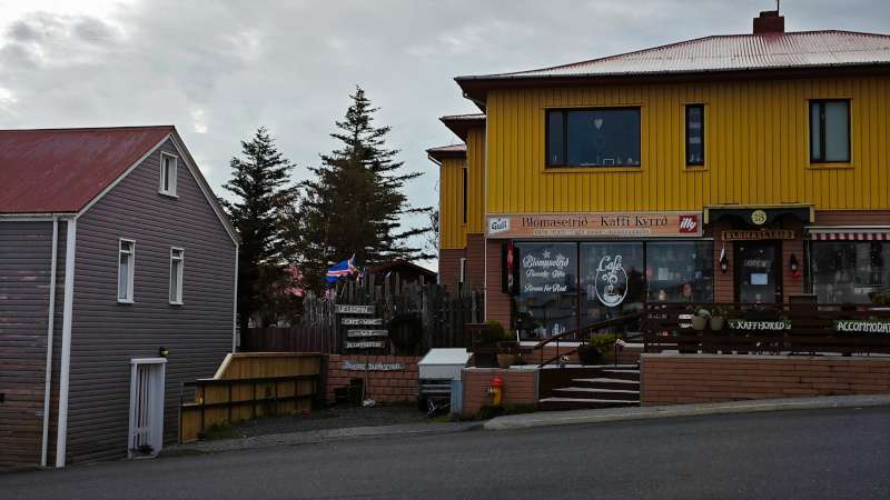 Borgarnes Town Kaffi Kyrrd in a yellow building