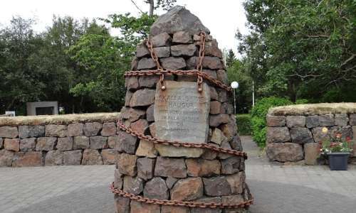 Skallagrimsk monument on a square
